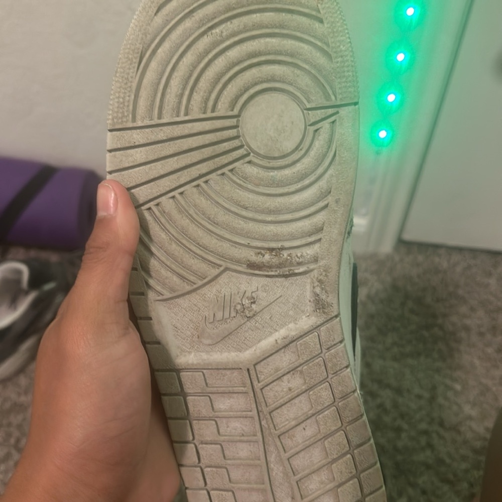 10.5 air Jordan’s no box needs a little cleaning but there in good shape - Picture 8 of 11